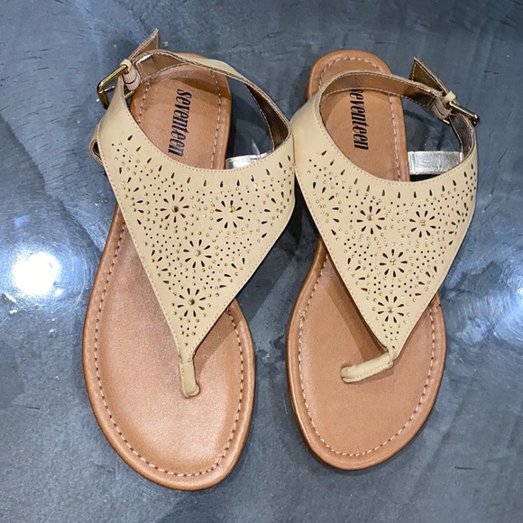 Seventeen Sandals - Picture 1 of 4